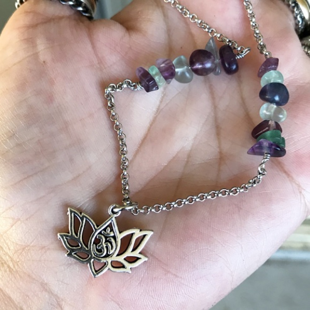 Boho Fluorite gemstones chips om sign lotus flower set ( necklace + earrings ) - Picture 8 of 11